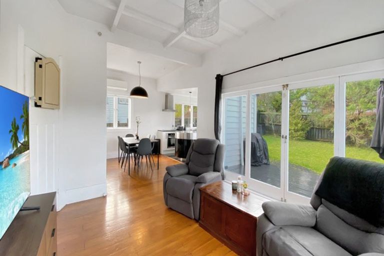 Photo of property in 4 Bowers Road, Glen Eden, Auckland, 0602