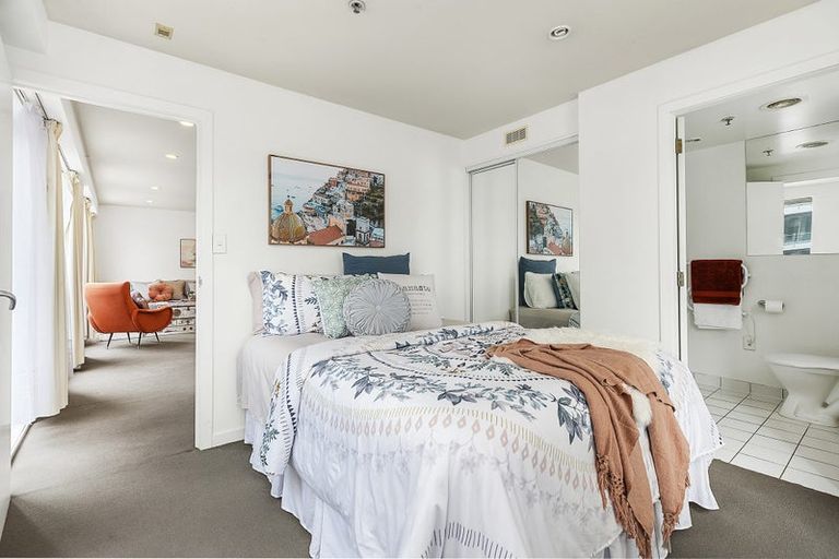 Photo of property in Terrace Heights Apartments, 2a/163 The Terrace, Wellington Central, Wellington, 6011