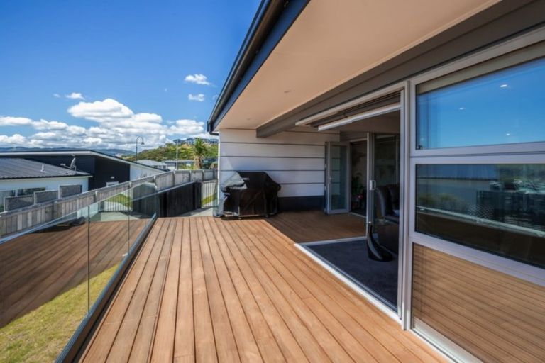 Photo of property in 2 Madeira Close, Whitby, Porirua, 5024