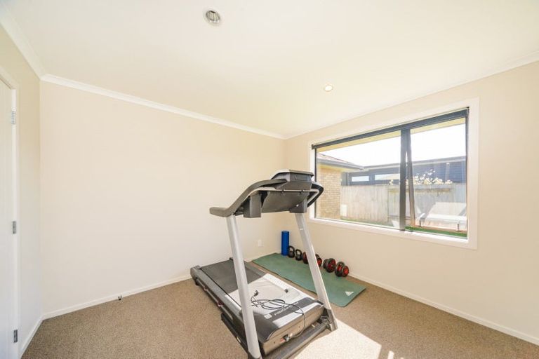 Photo of property in 16 Lorenzo Place, Kelvin Grove, Palmerston North, 4414