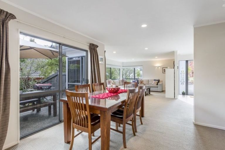 Photo of property in 22 Chedworth Drive, Glenfield, Auckland, 0629