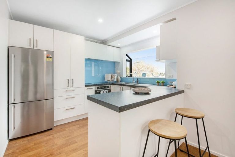 Photo of property in 2/14 Valecrest Place, Bayview, Auckland, 0629