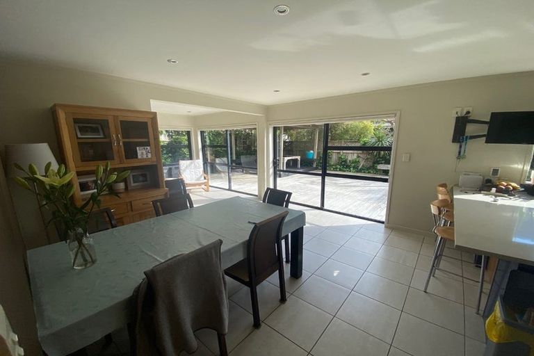 Photo of property in 2/2 Dallinghoe Crescent, Milford, Auckland, 0620