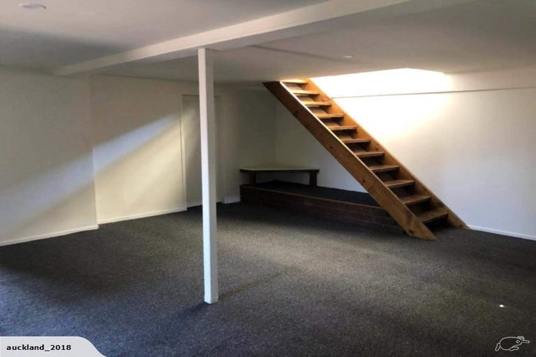 Photo of property in 104 Archibald Road, Kelston, Auckland, 0602