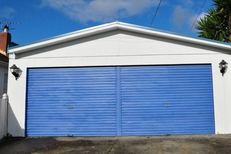 Photo of property in 187 Whites Line East, Waiwhetu, Lower Hutt, 5010