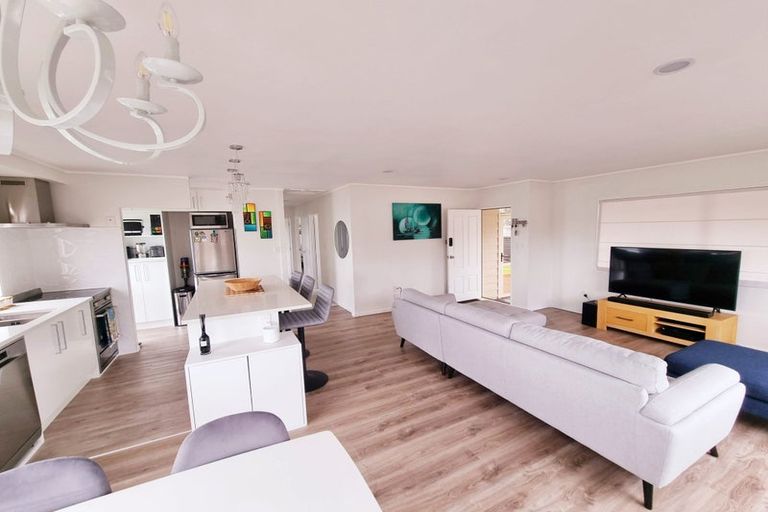 Photo of property in 1/8 Flaunty Place, West Harbour, Auckland, 0618