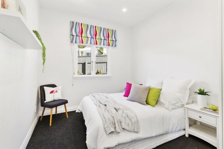 Photo of property in 203 Sutherland Road, Lyall Bay, Wellington, 6022