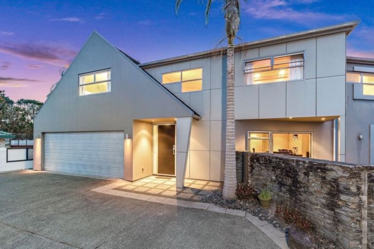 Photo of property in 9a Lupetti Rise, West Harbour, Auckland, 0618