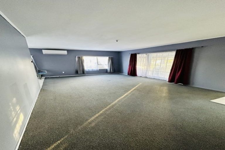 Photo of property in 422 Roscommon Road, Clendon Park, Auckland, 2103