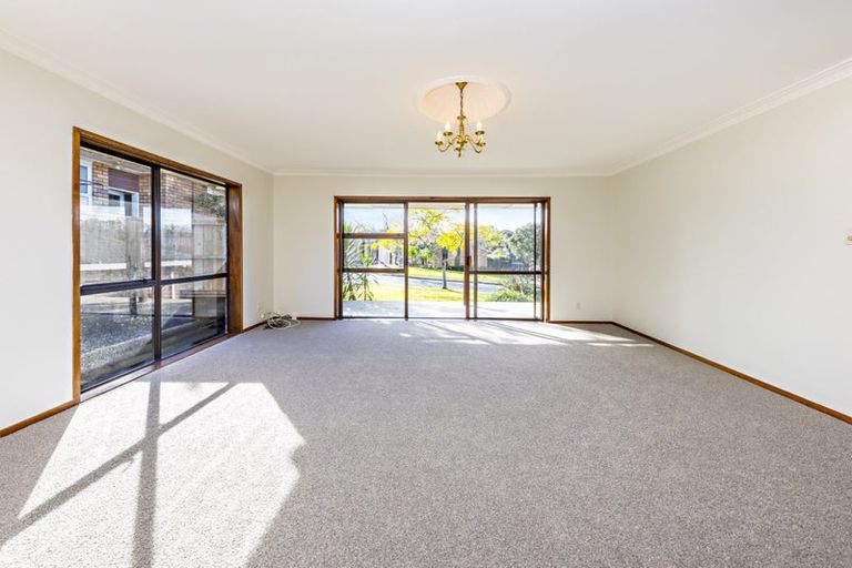 Photo of property in 16 Voltaire Court, Botany Downs, Auckland, 2010