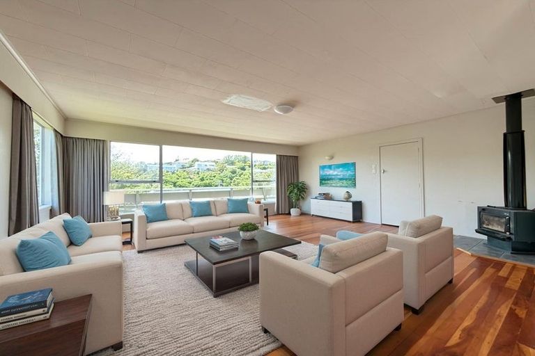 Photo of property in 6 Link Road, Newlands, Wellington, 6037