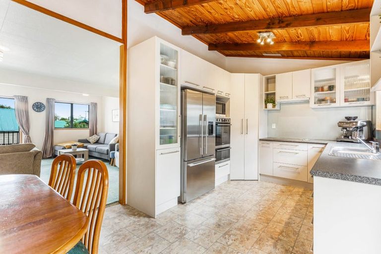 Photo of property in 14a Chablis Place, Henderson, Auckland, 0612