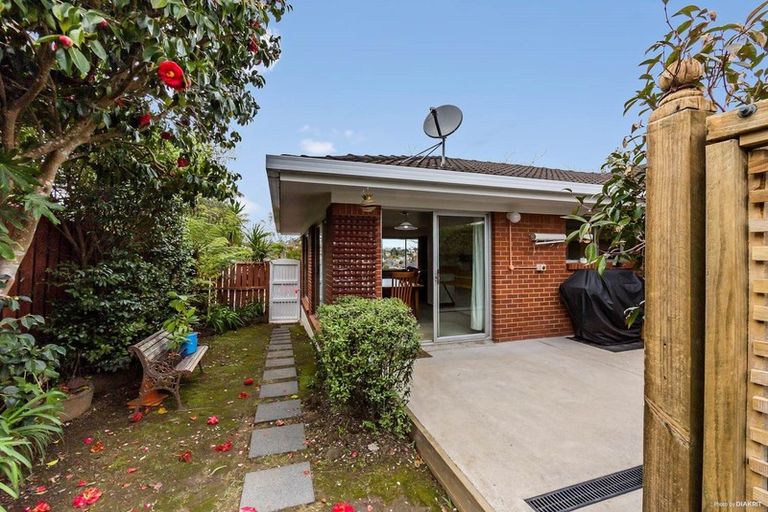 Photo of property in 48 Woodstock Road, Forrest Hill, Auckland, 0620