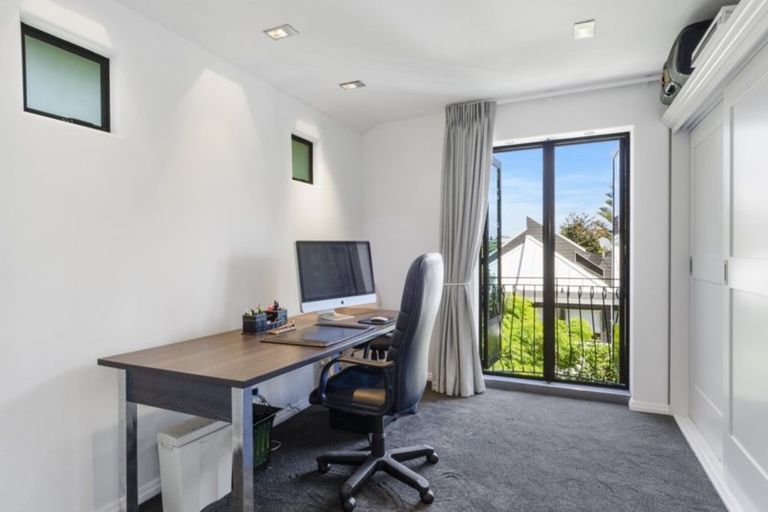 Photo of property in 1/60 Milford Road, Milford, Auckland, 0620