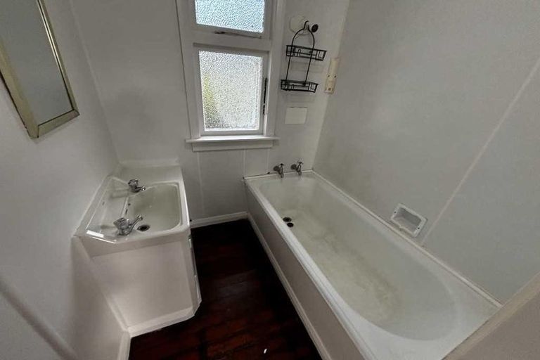 Photo of property in 160 Seaview Road, Westown, New Plymouth, 4310