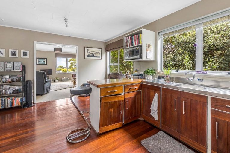 Photo of property in 14a Pokapu Street, Titirangi, Auckland, 0600