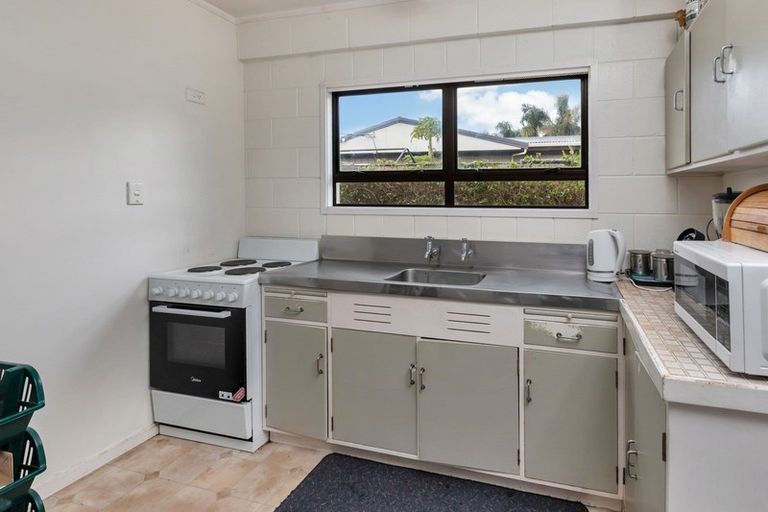 Photo of property in 1 Karoro Road, One Tree Point, 0118