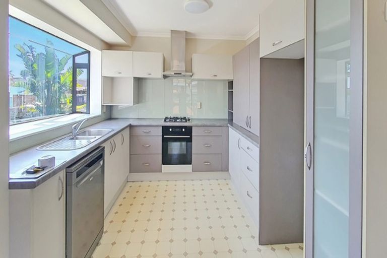 Photo of property in 33 Pitt Avenue, Clendon Park, Auckland, 2103