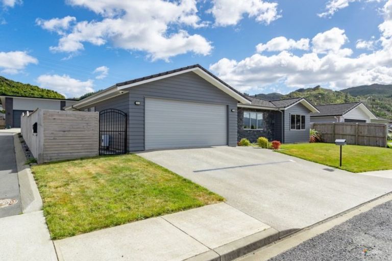 Photo of property in 103 Riverstone Drive, Riverstone Terraces, Upper Hutt, 5018