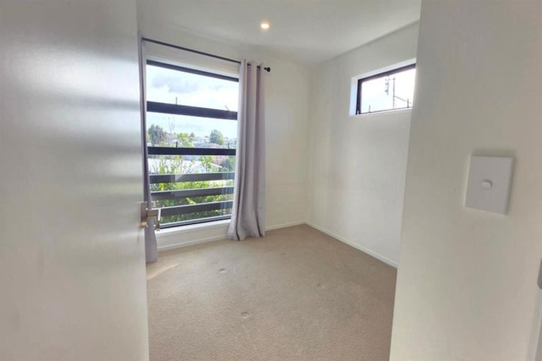 Photo of property in 22 Rauemi Way, Te Atatu South, Auckland, 0610