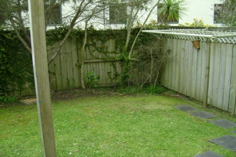 Photo of property in 9/3 Orwell Road, Greenhithe, Auckland, 0632