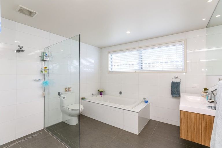 Photo of property in 5 Gleneagles Way, Waiwhakaiho, New Plymouth, 4312