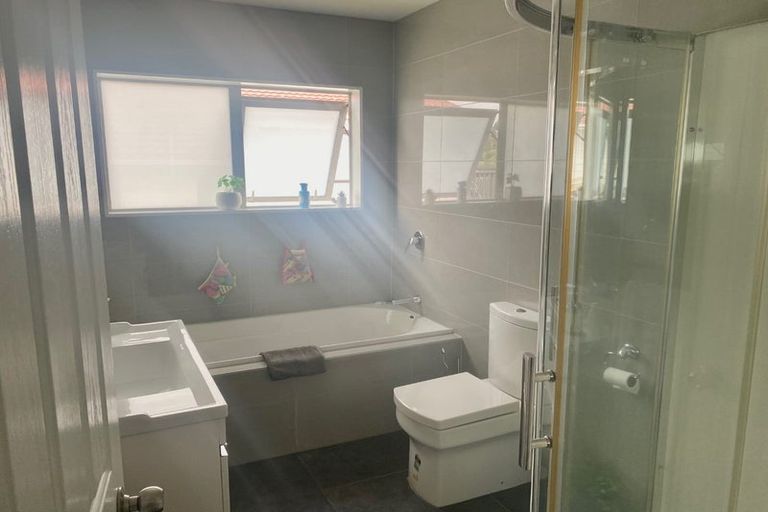 Photo of property in 18 Breenagh Place, Massey, Auckland, 0614