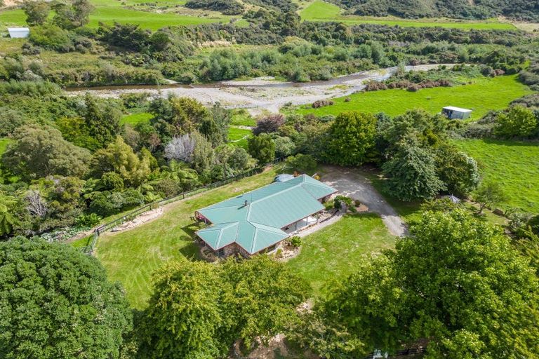 Photo of property in 266 North Manakau Road, Manakau, Levin, 5573