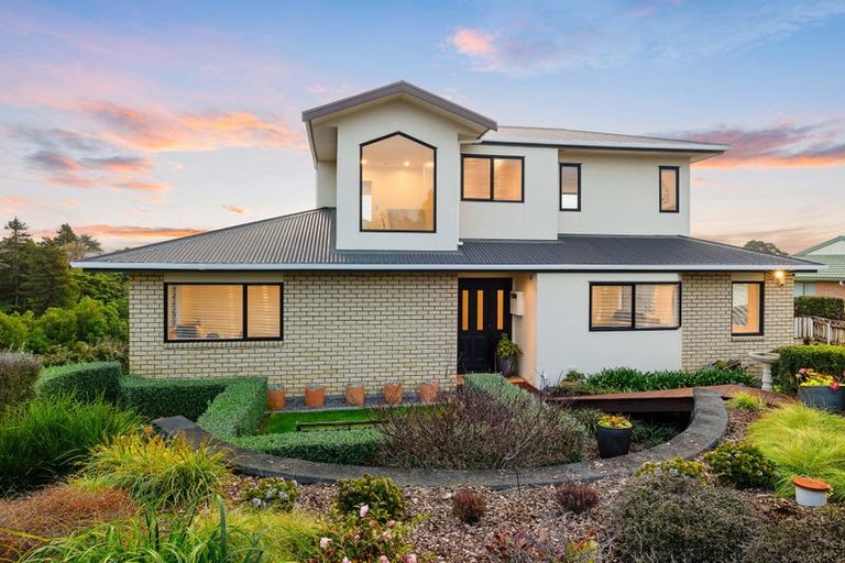 Photo of property in 10 Larsen Place, Merrilands, New Plymouth, 4312
