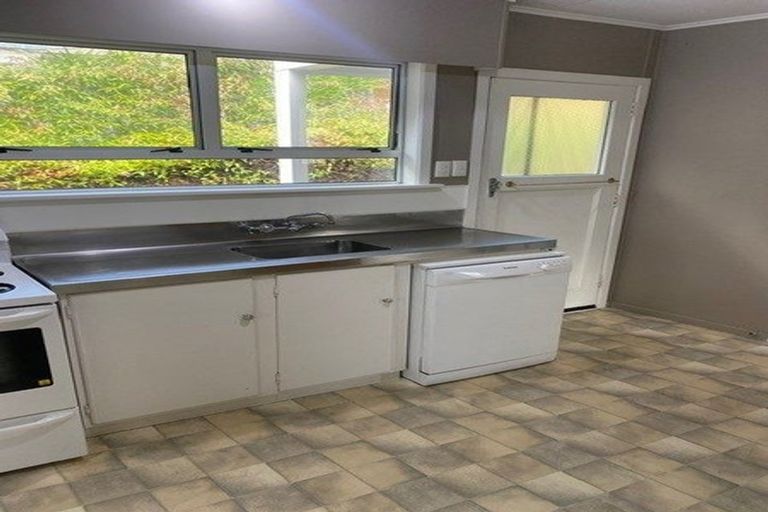 Photo of property in 18 Whakawhiti Street, Marfell, New Plymouth, 4310