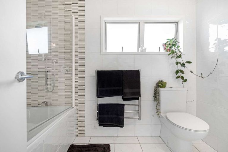 Photo of property in 2/1 Woodside Road, Massey, Auckland, 0614