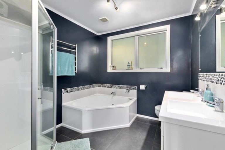 Photo of property in 30 Poto Road, Normandale, Lower Hutt, 5010