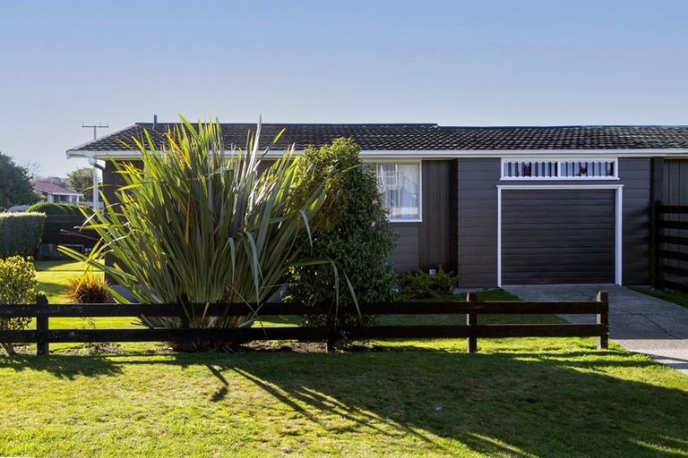 Photo of property in 11 Besley Place, Acacia Bay, Taupo, 3330