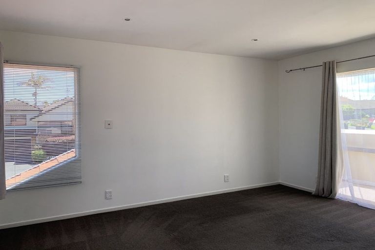 Photo of property in 3 Bridgehead Cove, West Harbour, Auckland, 0618