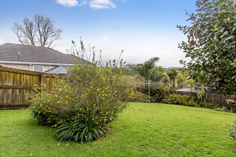 Photo of property in 1/13 Arahia Street, Northcote, Auckland, 0627