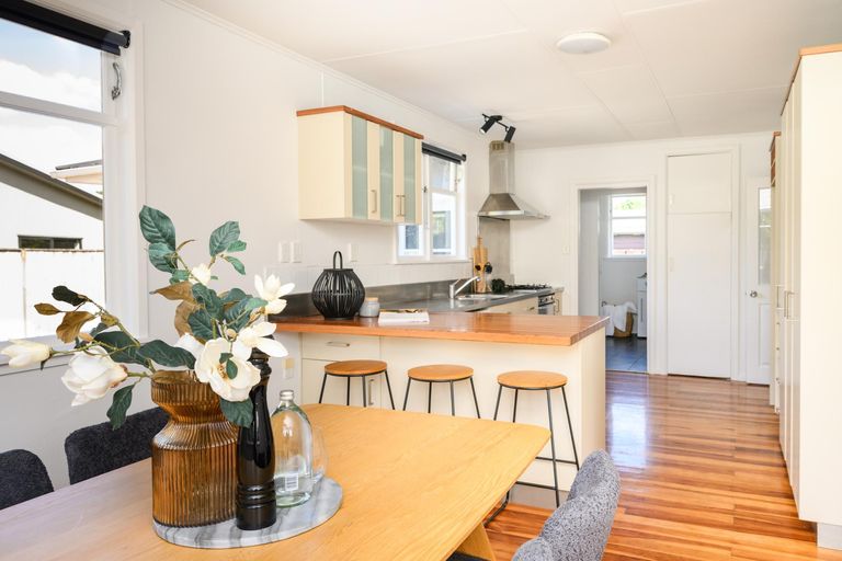 Photo of property in 12 Conway Place, Terrace End, Palmerston North, 4410