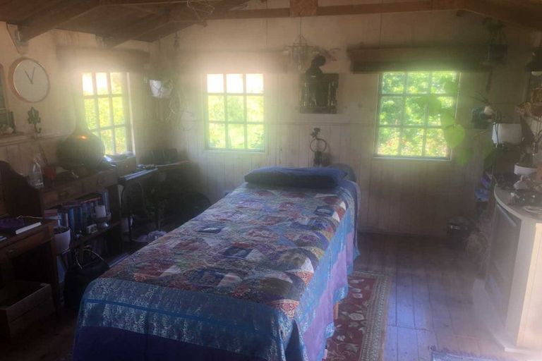 Photo of property in 2 Te Ara Karoiroa Road, Hurford, New Plymouth, 4374