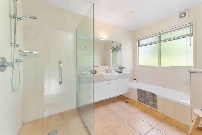 Photo of property in 52 Gemini Place, Kawaha Point, Rotorua, 3010