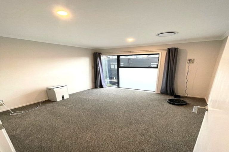 Photo of property in 4 Tuamaka Lane, Hobsonville, Auckland, 0616