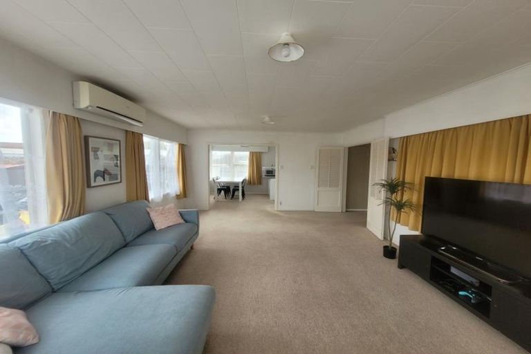 Photo of property in 11 Julian Place, Westown, New Plymouth, 4310