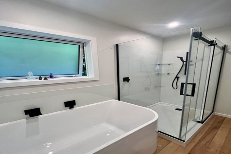 Photo of property in 15 Piha Road, Piha, New Lynn, 0772