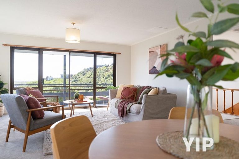 Photo of property in 44 Colchester Crescent, Newlands, Wellington, 6037