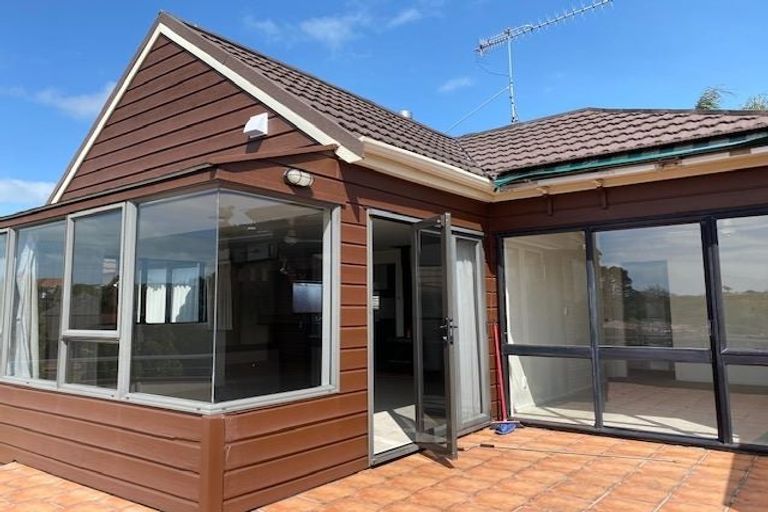 Photo of property in 2/31 Sunderlands Road, Half Moon Bay, Auckland, 2012