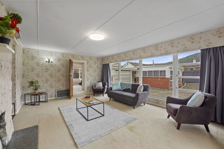 Photo of property in 21 Hall Grove, Ebdentown, Upper Hutt, 5018