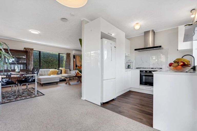 Photo of property in 1/4 Spring Grove, Henderson, Auckland, 0612