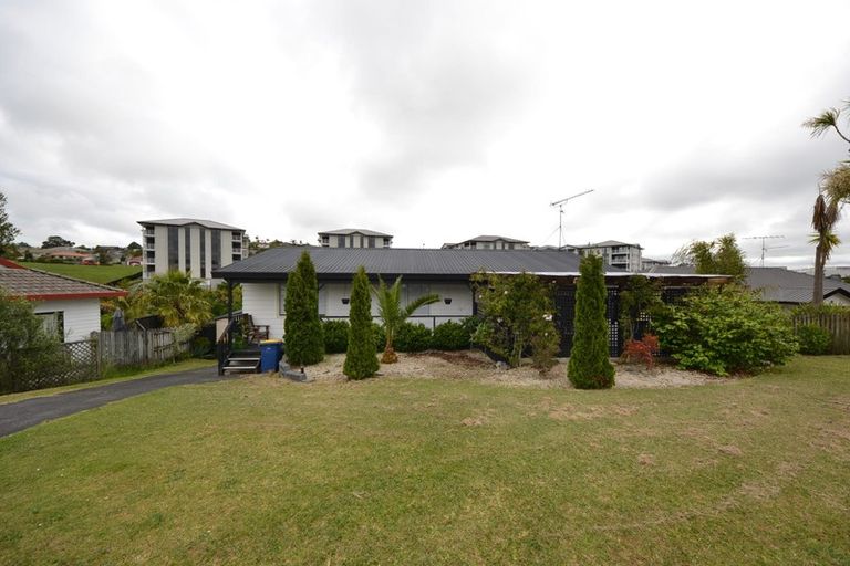 Photo of property in 10 Rook Place, Unsworth Heights, Auckland, 0632