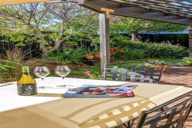 Photo of property in 11 Bunker Rise, Golflands, Auckland, 2013