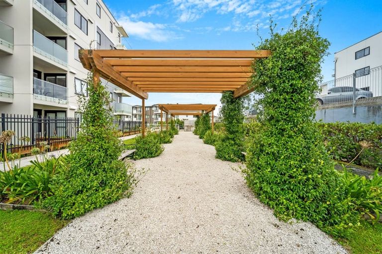 Photo of property in Apollo Apartments, 201/46 Rosedale Road, Rosedale, Auckland, 0632