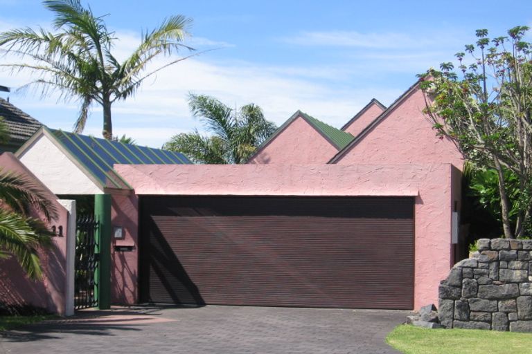 Photo of property in 11 Vaughan Crescent, Murrays Bay, Auckland, 0630