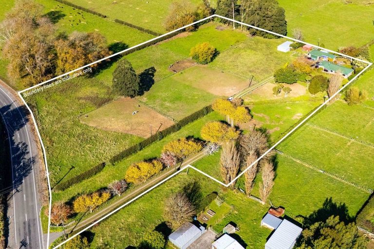 Photo of property in 44 Rawhitiroa Road, Eltham, 4322